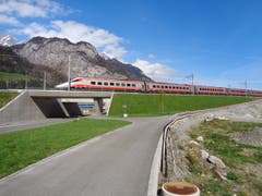 Eine der letzten Einfahrten des Italo 610ers "Freccia d'Argento" in den Bahnhof Erstfeld. Seit Ende 2016 fahren alle Züge via Neat in den Süden. (Bild: Guido Lang (Erstfeld (10. April 2016))