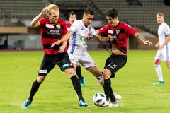 Lausannes Joao Oliveira (Mitte) gegen die Krienser Marco Wiget und Marijan Urtic (Bild: Pascal Muller / Freshfocus)