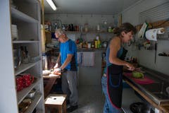 Andreas Müller und Sibylle Reinhard kochen für die Arbeiter. (Bild: Dominik Wunderli, Bristen, 18. Juli 2018)