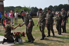 Am Schluss der Kranzniederlegung erhält jede Soldatin und jeder Soldat eine Rose, welche jede und jeder ganz alleine zu einem der 2300 Gräber tragen und ablegen. (Bild: Peter Soland)