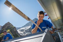 Die Handwerker haben an diesem Tag Wetterglück. (Bild: Dominik Wunderli, Bristen, 18. Juli 2018)