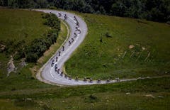 Kurvig: Das Feld rollt den Pass «La Madeleine» hinunter (Bild: Peter Dejong / AP (Bourg-Saint-Maurice Les Arcsm 19. Juli 2018))