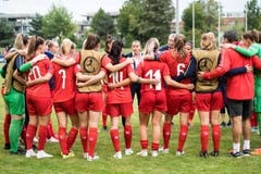Unmittelbar nach dem Spiel treten die Spielerinnen zusammen und besprechen die Lage. Bild: Urs Flüeler / Keystone (Zug, 21. Juli 2018)