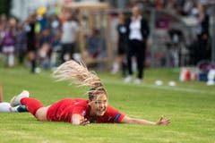 Die Schweizerin Tyara Buser am Boden. Bild: Urs Flüeler / Keystone (Zug, 21. Juli 2018)