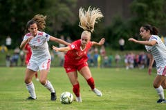 Die Schweizerin Alisha Lehmann (Mitte) setzt sich gegen die Spanierin Laia Codina Panedas durch. Bild: Urs Flüeler / Keystone (Zug, 21. Juli 2018)