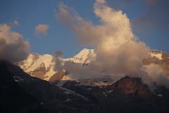Alpine Landschaft im Abendlicht. Aufgenommen in Gimmelwald, unterhalb Mürren. (Bild: Bruno Ringgenberg (Gimmelwald, 18. Juli 2018))