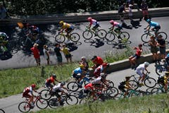 Rauf und runter: Das Feld in Richtung La Rosière (Bild: Christophe Ena / AP (La Rosière, 18. Juli 2018))
