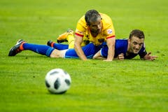 Am Boden: Luzerns Christian Schneuwly (unten) gegen Janick Kamber von Neuchâtel Xamax. Bild: Philipp Schmidli (Luzern, 21. Juli 2018)