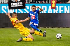 Luzerns Ruben Vargas (rechts) im Duell mit Mustafa Sejmenovic von Neuchâtel Xamax. Bild: Philipp Schmidli (Luzern, 21. Juli 2018)
