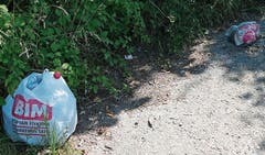 Die Autos ohne Kennzeichen, die auf öffentlichen Parkplätzen von Gesetzes wegen nicht abgestellt werden dürften, sind mittlerweile verschwunden. Die Abfälle aber sind noch immer dort. (Bild: Bilder: Kurt Latzer)