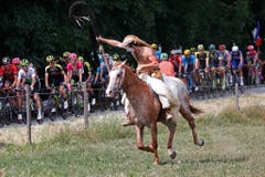 Tierisch: Ein Mann reitet auf einem Ross entlang dem Feld (Bild: Christophe Ena / AP (Valence, 20. Juli 2018))