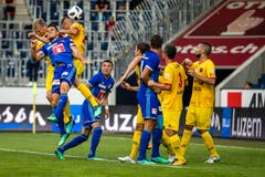 Luzerns Yannick Schmid (links) beim Kopfball. Bild: Philipp Schmidli (Luzern, 21. Juli 2018)