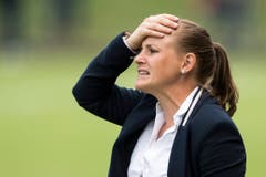 Verwirft die Hände: Trainerin Nora Häuptle. Bild: Urs Flüeler / Keystone (Zug, 21. Juli 2018)