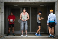 Konzentration vor dem Lauf, natürlich vom Regen geschützt (Bild: Christian H. Hildebrand (Oberägeri, 20. Juli 2018))