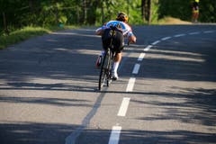 Spektakulär: Der Luxemburger Bob Jungels fährt frech bergab (Bild: Peter Dejong / AP (Le-Grand-Bornand, 17. Juli 2018))
