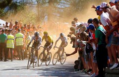 Begeisterung: Die Fans feuern die Sky-Fahrer Egan Arley Bernal Gomez (vorne), Leader Geraint Thomas und Chris Froome (hinten) in der Königsetappe an. Bild: Peter Dejong/AP (Alpe d’Huez, 19. Juli 2018)