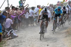 Gefährlich: Der Pole Michal Kwiatkowski (links) stürzt (Bild: Stephane Mantey / AP (Roubaix, 15. Juli 2018))