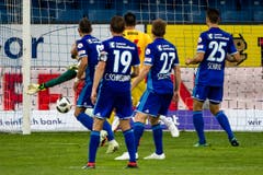 Neuchtel Xamax erzielt das 2:0, Mirko Salvi im Tor ist geschlagen. Bild: Philipp Schmidli (Luzern, 21. Juli 2018)