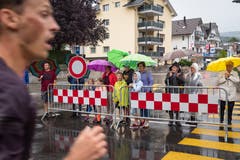 Kurz vor dem Ziel werden alle nochmals kräftig angefeuert (Bild: Christian H. Hildebrand (Oberägeri, 20. Juli 2018))