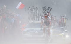 Der Südafrikaner Daryl Impey auf einer steinigen Strasse (Bild: Peter Dejong / AP (Le Grand-Bornand, 17. Juli 2018))