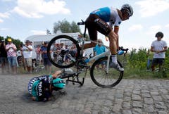 Kunststück: Oliver Naesen überspringt Rafal Majka.Bild: Ludbrook/EPA (Roubaix, 15. Juli)