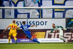 Gaetan Karlen von Neuchâtel Xamax (links) erzielt das 1:0. Yannick Schmid (Mitte) und Mirko Salvi bleibt das Nachsehen. Bild: Philipp Schmidli (Luzern, 21. Juli 2018)