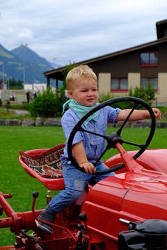 Die Oldtimer-Landmaschinenausstellung in Kerns war ein Treffpunkt für kleine und grosse Traktorenfans. Der zweijährige Kevin von Atzigen schlägt sich schon ganz tapfer..... (Bilder: Richard Greuter (Kerns, 21. Juli 2018))