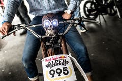 Nicht mit Blumenschmuck, sondern mit Totenschädel geht es auf die Alpenfahrt.