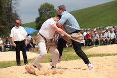 Pascal Nietlisbach (rechts) gegen Andy Murer. (Bild: Roger Zbinden (Zug, 22. Juli 2018))