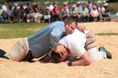 Pascal Nietlisbach (oben) gegen Andy Murer. (Bild: Roger Zbinden (Zug, 22. Juli 2018))