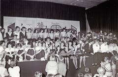 Schlussbild der Turnerunterhaltung vom 13. November 1985 in der Turnhalle Grof.