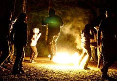 Fussballspielen mit brennendem Ball: Das geht bei der Pfady Zytturm Zug ganz gut. (Lagerbild)
