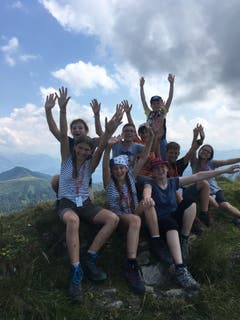Die Kinder der Pfadi Schirmenturm Luzern freuen sich über die geschaffte Wanderung. (Lagerbild: Marc Heggli, Feuerstein 21. Juli 2018)