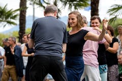 Ein Paar tanzt am Blue Balls Festival 2018. Bild: Philipp Schmidli (Luzern, 22. Juli 2018)