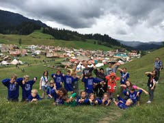 Posieren auf dem Hügel neben dem Kantonslager in Escholzmatt: die Wölfli der Pfadi Seppel Luzern. (Lagerbild: Jodok Humm, Escholzmatt 22. Juli 2018)