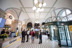 Der Innenbereich der Schalterhalle der Hauptpost. Bild: Urs Flüeler / Keystone (Luzern, 23. Juli 2018)
