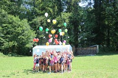 Die Mädchen des Blauring Entlebuch durften einen Wunsch in jeden Ballon schreiben. (Lagerbild)