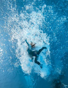 Teil 1: So sieht ein Sprung von unten aus: Unterwasseraufnahmen in der Badi Wittenbach. (Bild: Michel Canonica/Benjamin Manser)