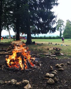 Brauchts in jeden Lager: ein Lagerfeuer, wie hier jenes der Meitlipfadi Altdorf. (Lagerbild)
