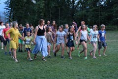 Am "bunten Abend" tanzen die Schüler der Primarschule Rickenbach in die Nacht hinein. (Lagerbild: Cornelia Bühler, Weggis 22. Juli 2018)