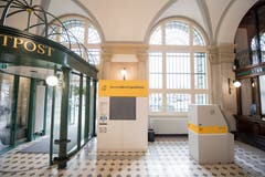 Ein Automat nimmt Pakete entgegen. Bild: Urs Flüeler / Keystone (Luzern, 23. Juli 2018)