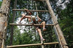 Navi und Tamara von der Pfadi Sarnen erklimmen die Jaccob's Ladder. (Lagerbild)