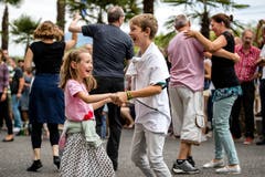 Zwei Kinder tanzen am Blue Balls Festival 2018. Bild: Philipp Schmidli (Luzern, 22. Juli 2018)