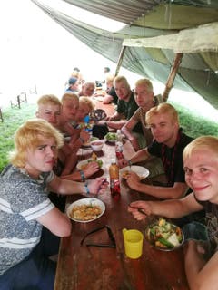"Who's the real Slim Shady?", rappte Eminem in einem Lied. Das könnte man angesichts der blonden Frisuren der Jungs der Pfadi Wartensee Neuenkirch auch fragen. Imitieren wollen sie aber mottogetreu James Bond. (Lagerbild: Julian Krauer, Escholzmatt 23. Juli 2018)