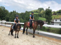 Emma und Anouk beim Ausreiten im Reitlager Hanny-Fee. (Lagerbild: Hanny Odermatt, Lifelen 23. Juli 2018)