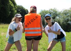 Daumen hoch: Die Mädchen des Blauring Steinhausen stimmen sich auf das Kantonslager ein. (Lagerbild)