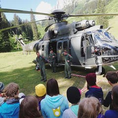 Selbst das Militär kommt bei der Jungwacht Hitzkirch auf Besuch. (Lagerbild)