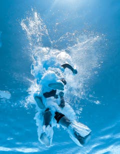 Teil 1: So sieht ein Sprung von unten aus: Unterwasseraufnahmen in der Badi Wittenbach. (Bild: Michel Canonica/Benjamin Manser)