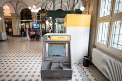 Ein Geldautomat im neuen Innenbereich. Bild: Urs Flüeler / Keystone (Luzern, 23. Juli 2018)