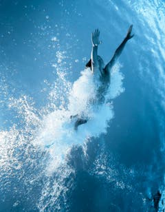 Teil 1: So sieht ein Sprung von unten aus: Unterwasseraufnahmen in der Badi Wittenbach. (Bild: Michel Canonica/Benjamin Manser)